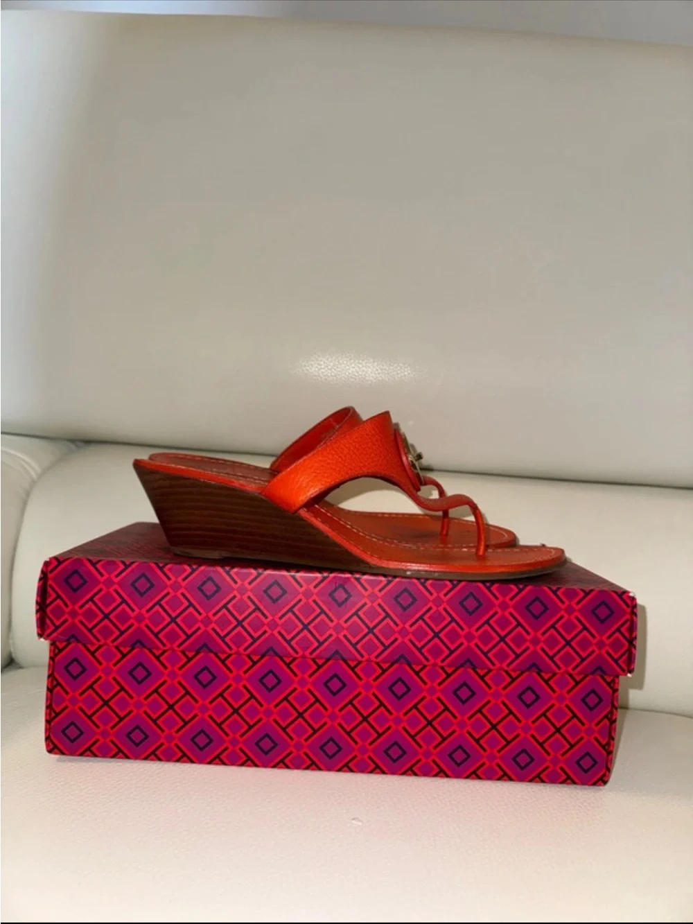TORY BURCH ORANGE LEATHER THONG SANDALS WITH LOGO MEDALLION